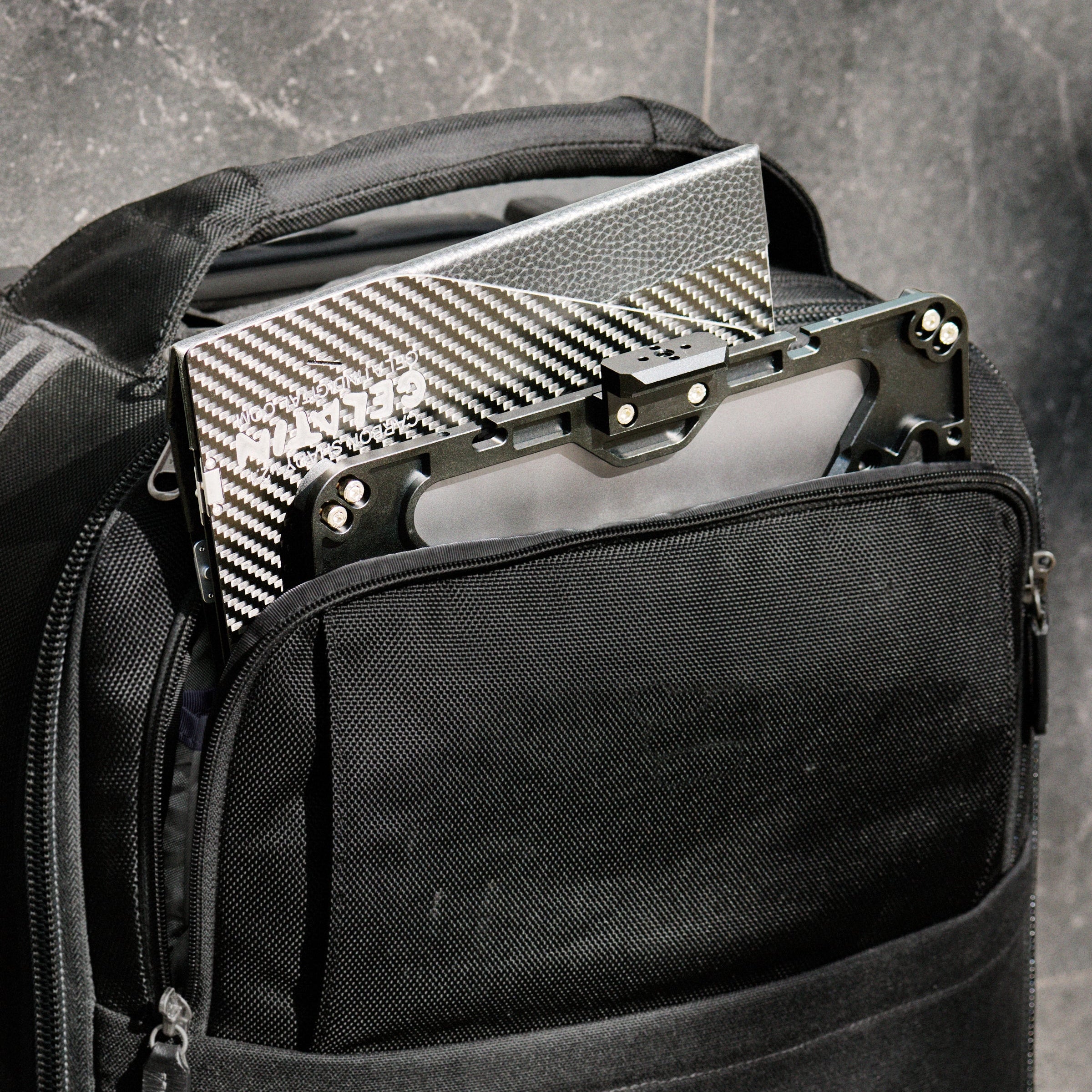 xLamina 13 2.0 - with Magnetic Carbon Shade