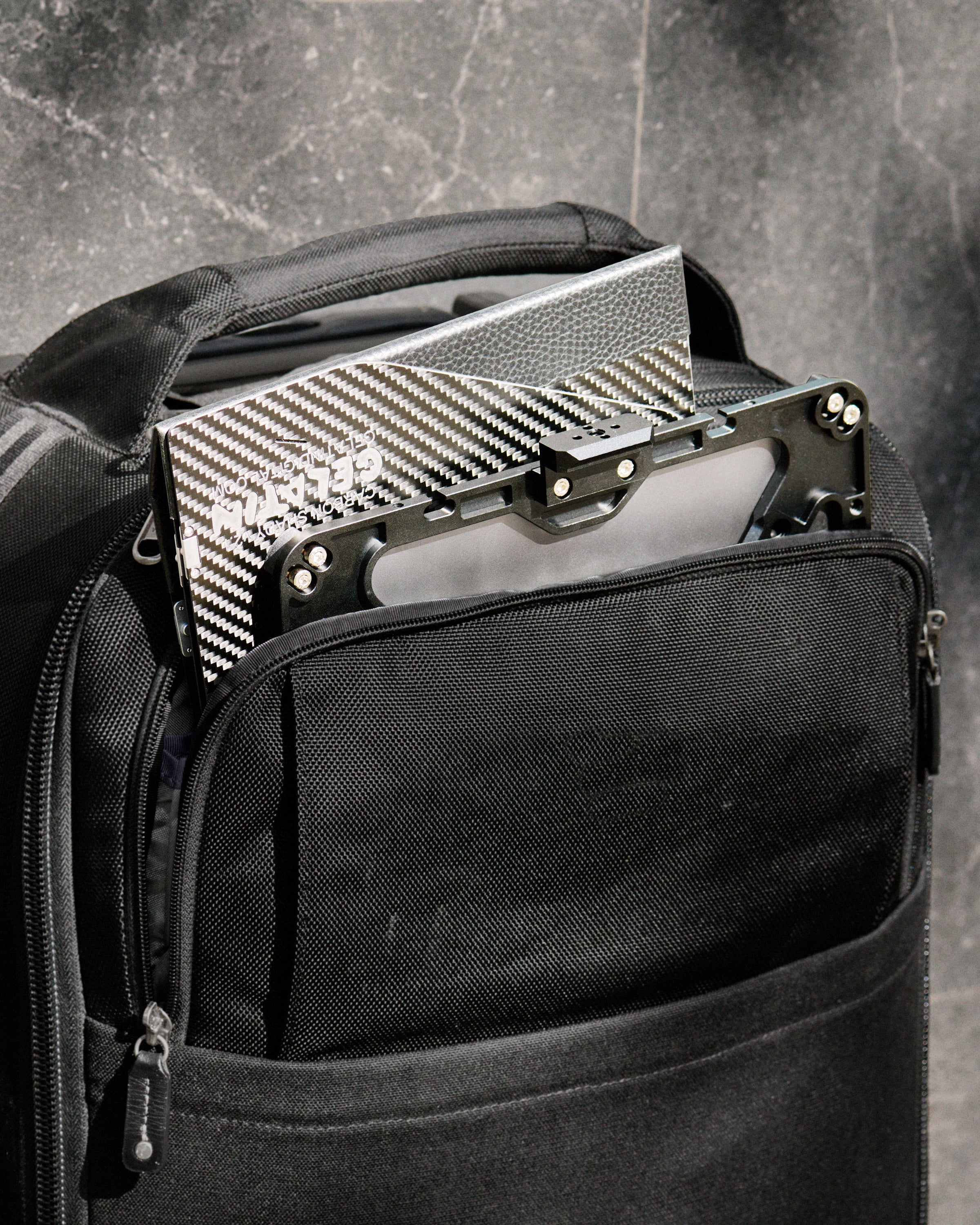 xLamina 13 2.0 - with Magnetic Carbon Shade